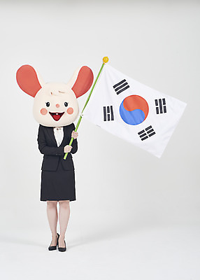 포토 JPG 스튜디오촬영 전신 여자 실내 한명 서기 들기 누끼 정장 20대 성인 앞모습 한국인 비즈니스우먼 쥐띠 쥐 태극기 흰배경 쥐캐릭터 애국심 동물탈 흰쥐 성인여자한명만 2020년 경자년 국내포토 1 옷 뷰포인트 동물캐릭터 백그라운드 비즈니스 모션 사람 동양인 청년 내부 흰색 십이지신 직장인 국기 설치류 연도 탈 여자한명만 성인여자만 파일형식