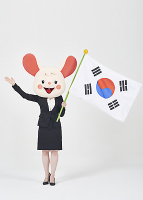 포토 JPG 스튜디오촬영 전신 여자 안내 실내 한명 서기 들기 누끼 정장 20대 성인 앞모습 한국인 가리킴 비즈니스우먼 쥐띠 쥐 태극기 흰배경 쥐캐릭터 애국심 동물탈 흰쥐 성인여자한명만 2020년 경자년 국내포토 1 옷 뷰포인트 동물캐릭터 백그라운드 비즈니스 모션 사람 동양인 손짓 청년 내부 흰색 십이지신 직장인 국기 설치류 연도 탈 여자한명만 성인여자만 파일형식