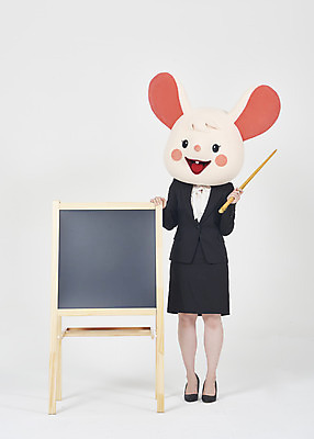 포토 JPG 스튜디오촬영 전신 여자 실내 한명 서기 들기 누끼 정장 20대 성인 앞모습 칠판 한국인 비즈니스우먼 쥐띠 쥐 흰배경 쥐캐릭터 지시봉 동물탈 흰쥐 성인여자한명만 2020년 경자년 국내포토 1 옷 뷰포인트 동물캐릭터 백그라운드 비즈니스 모션 사람 동양인 청년 내부 흰색 십이지신 직장인 설치류 연도 탈 여자한명만 성인여자만 파일형식