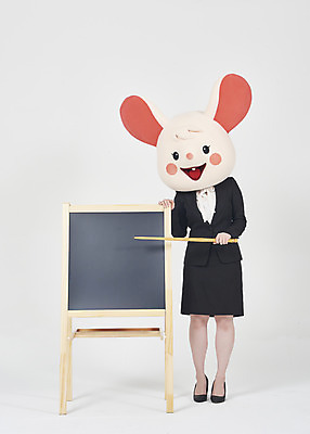 포토 JPG 스튜디오촬영 전신 여자 실내 한명 서기 들기 누끼 정장 20대 성인 앞모습 칠판 한국인 가리킴 비즈니스우먼 쥐띠 쥐 흰배경 쥐캐릭터 지시봉 동물탈 흰쥐 성인여자한명만 2020년 경자년 국내포토 1 옷 뷰포인트 동물캐릭터 백그라운드 비즈니스 모션 사람 동양인 손짓 청년 내부 흰색 십이지신 직장인 설치류 연도 탈 여자한명만 성인여자만 파일형식
