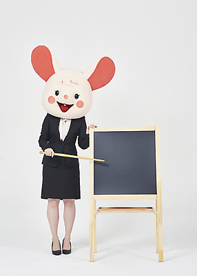 포토 JPG 스튜디오촬영 전신 여자 실내 한명 서기 들기 누끼 정장 20대 성인 앞모습 칠판 한국인 가리킴 비즈니스우먼 쥐띠 쥐 흰배경 쥐캐릭터 지시봉 동물탈 흰쥐 성인여자한명만 2020년 경자년 국내포토 1 옷 뷰포인트 동물캐릭터 백그라운드 비즈니스 모션 사람 동양인 손짓 청년 내부 흰색 십이지신 직장인 설치류 연도 탈 여자한명만 성인여자만 파일형식