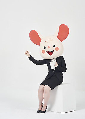 포토 JPG 스튜디오촬영 전신 여자 응원 실내 한명 들기 누끼 앉기 정장 20대 성인 앞모습 컵 파이팅 주먹 한국인 비즈니스우먼 쥐띠 쥐 흰배경 쥐캐릭터 동물탈 흰쥐 성인여자한명만 2020년 경자년 국내포토 1 식기 옷 뷰포인트 동물캐릭터 백그라운드 비즈니스 모션 사람 동양인 청년 내부 흰색 십이지신 직장인 설치류 연도 탈 여자한명만 성인여자만 파일형식