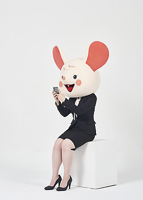 포토 JPG 스튜디오촬영 전신 응시 여자 실내 한명 들기 누끼 앉기 정장 20대 성인 옆모습 스마트폰 한국인 비즈니스우먼 쥐띠 쥐 흰배경 쥐캐릭터 동물탈 흰쥐 성인여자한명만 2020년 경자년 국내포토 1 시선 옷 뷰포인트 동물캐릭터 백그라운드 비즈니스 모션 사람 동양인 청년 내부 핸드폰 스마트기기 흰색 십이지신 직장인 설치류 연도 탈 여자한명만 성인여자만 파일형식