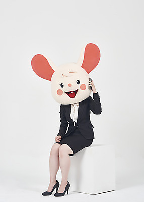 포토 JPG 스튜디오촬영 전신 여자 실내 한명 누끼 앉기 정장 20대 성인 앞모습 스마트폰 한국인 비즈니스우먼 쥐띠 쥐 흰배경 쥐캐릭터 통화 동물탈 흰쥐 성인여자한명만 2020년 경자년 국내포토 1 옷 뷰포인트 동물캐릭터 백그라운드 비즈니스 모션 사람 동양인 청년 내부 핸드폰 스마트기기 흰색 십이지신 직장인 설치류 연도 탈 여자한명만 성인여자만 파일형식