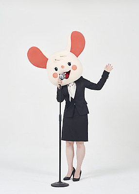 포토 JPG 스튜디오촬영 전신 여자 실내 한명 서기 누끼 정장 손짓 20대 성인 앞모습 한국인 비즈니스우먼 쥐띠 쥐 스탠드마이크 마이크 흰배경 쥐캐릭터 동물탈 흰쥐 성인여자한명만 2020년 경자년 국내포토 1 옷 뷰포인트 동물캐릭터 음향기기 백그라운드 비즈니스 모션 사람 동양인 청년 내부 흰색 십이지신 직장인 설치류 연도 탈 여자한명만 성인여자만 파일형식