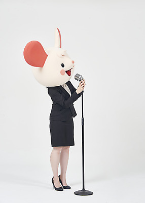 포토 JPG 스튜디오촬영 전신 여자 실내 한명 서기 누끼 정장 20대 성인 옆모습 한국인 비즈니스우먼 쥐띠 쥐 스탠드마이크 마이크 흰배경 쥐캐릭터 동물탈 흰쥐 성인여자한명만 2020년 경자년 국내포토 1 옷 뷰포인트 동물캐릭터 음향기기 백그라운드 비즈니스 모션 사람 동양인 청년 내부 흰색 십이지신 직장인 설치류 연도 탈 여자한명만 성인여자만 파일형식