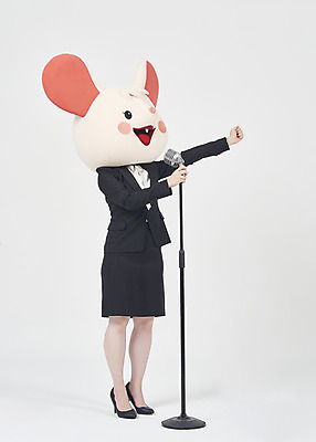 포토 JPG 스튜디오촬영 전신 여자 실내 한명 서기 누끼 정장 손짓 20대 성인 옆모습 한국인 비즈니스우먼 쥐띠 쥐 스탠드마이크 마이크 흰배경 쥐캐릭터 동물탈 흰쥐 성인여자한명만 2020년 경자년 국내포토 1 옷 뷰포인트 동물캐릭터 음향기기 백그라운드 비즈니스 모션 사람 동양인 청년 내부 흰색 십이지신 직장인 설치류 연도 탈 여자한명만 성인여자만 파일형식