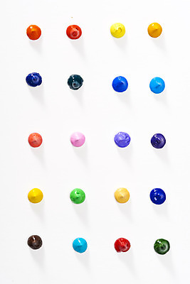 포토 JPG 스튜디오촬영 실내 미술 사람없음 하이앵글 컬러풀 여러개 물감 오브젝트 흰배경 그림 일렬 미술교육 창의력 창의성 플랫레이 수채화물감 국내포토 교육 뷰포인트 컬러 다수 백그라운드 문화예술 내부 미술도구 흰색 플랫 파일형식