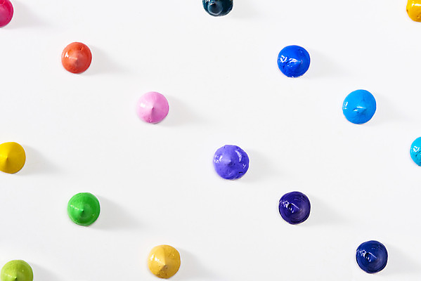 포토 JPG 스튜디오촬영 실내 미술 사람없음 하이앵글 컬러풀 여러개 물감 오브젝트 흰배경 그림 일렬 미술교육 창의력 창의성 플랫레이 수채화물감 국내포토 교육 뷰포인트 컬러 다수 백그라운드 문화예술 내부 미술도구 흰색 플랫 파일형식