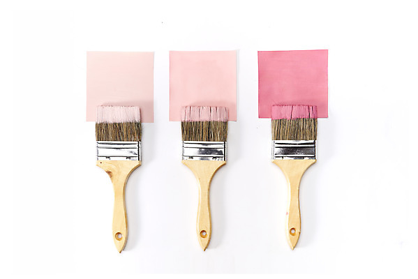 포토 JPG 스튜디오촬영 분홍색 실내 미술 사람없음 하이앵글 물감 붓 세개 오브젝트 흰배경 그림 일렬 페인트붓 미술교육 창의력 창의성 플랫레이 국내포토 교육 뷰포인트 컬러 백그라운드 문화예술 3 내부 미술도구 흰색 플랫 파일형식