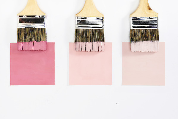 포토 JPG 스튜디오촬영 분홍색 실내 미술 사람없음 하이앵글 물감 붓 세개 오브젝트 흰배경 그림 일렬 페인트붓 미술교육 창의력 창의성 플랫레이 국내포토 교육 뷰포인트 컬러 백그라운드 문화예술 3 내부 미술도구 흰색 플랫 파일형식