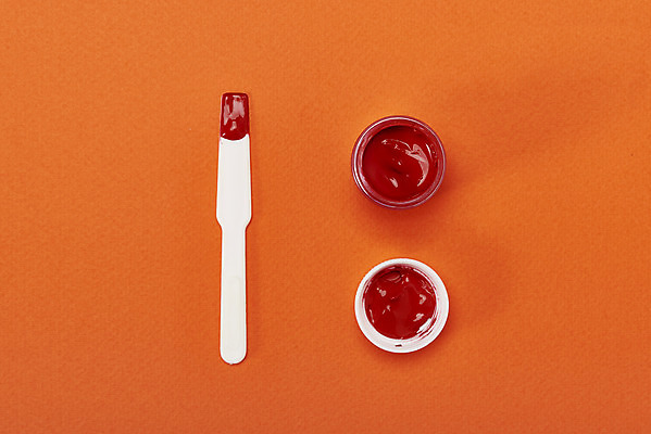 포토 JPG 스튜디오촬영 실내 미술 사람없음 빨간색 하이앵글 물감 세개 오브젝트 그림 미술교육 빨간배경 창의력 창의성 포스터물감 플랫레이 물감나이프 국내포토 교육 뷰포인트 컬러 백그라운드 문화예술 3 내부 미술도구 플랫 파일형식