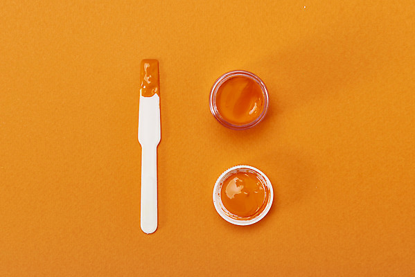 포토 JPG 스튜디오촬영 실내 미술 사람없음 하이앵글 주황색 물감 세개 오브젝트 그림 미술교육 창의력 창의성 포스터물감 플랫레이 주황색배경 물감나이프 국내포토 교육 뷰포인트 컬러 백그라운드 문화예술 3 내부 미술도구 플랫 파일형식