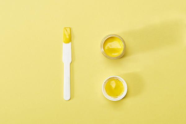 포토 JPG 스튜디오촬영 실내 미술 사람없음 하이앵글 노란색 물감 세개 오브젝트 그림 미술교육 노란배경 창의력 창의성 포스터물감 플랫레이 물감나이프 국내포토 교육 뷰포인트 컬러 백그라운드 문화예술 3 내부 미술도구 플랫 파일형식