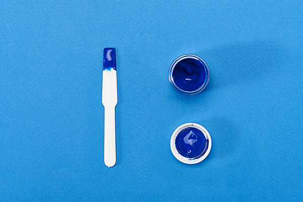 포토 JPG 스튜디오촬영 실내 미술 사람없음 파란색 하이앵글 물감 세개 오브젝트 그림 파란배경 미술교육 창의력 창의성 포스터물감 플랫레이 물감나이프 국내포토 교육 뷰포인트 컬러 백그라운드 문화예술 3 내부 미술도구 플랫 파일형식