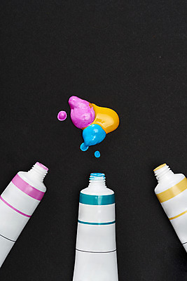 포토 JPG 스튜디오촬영 검은배경 실내 미술 사람없음 하이앵글 컬러풀 물감 세개 오브젝트 그림 미술교육 창의력 창의성 플랫레이 수채화물감 국내포토 교육 뷰포인트 컬러 백그라운드 문화예술 3 내부 검은색 미술도구 플랫 파일형식