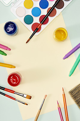 포토 JPG 스튜디오촬영 색연필 실내 미술 사람없음 하이앵글 컬러풀 여러개 물감 붓 오브젝트 그림 크레파스 미술교육 창의력 창의성 포스터물감 플랫레이 카피스페이스 고체물감 국내포토 교육 뷰포인트 컬러 다수 문화예술 학용품 내부 공백 미술도구 플랫 파일형식