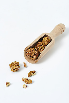 포토 JPG 스튜디오촬영 웰빙 실내 건강 누끼 사람없음 여러개 견과류 오브젝트 흰배경 알맹이 호두 부럼 웰빙음식 나무주걱 슈퍼푸드 국내포토 다수 백그라운드 내부 목재 흰색 주걱 정월대보름 건강식품 건강식 파일형식