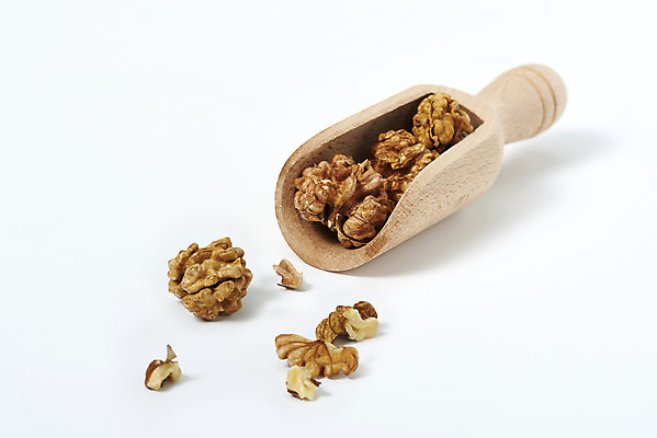 포토 JPG 스튜디오촬영 웰빙 실내 건강 누끼 사람없음 여러개 견과류 오브젝트 흰배경 알맹이 호두 부럼 웰빙음식 나무주걱 슈퍼푸드 국내포토 다수 백그라운드 내부 목재 흰색 주걱 정월대보름 건강식품 건강식 파일형식