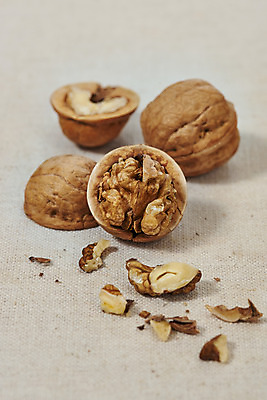 포토 JPG 스튜디오촬영 웰빙 실내 건강 사람없음 여러개 견과류 오브젝트 알맹이 호두 부럼 웰빙음식 부스러기 베이지색배경 슈퍼푸드 국내포토 다수 백그라운드 내부 정월대보름 건강식품 건강식 베이지색 파일형식