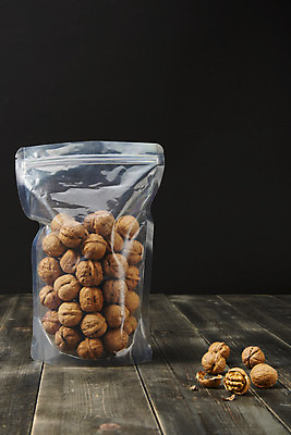 포토 JPG 스튜디오촬영 웰빙 실내 건강 사람없음 여러개 견과류 오브젝트 알맹이 나무바닥 호두 부럼 웰빙음식 부스러기 슈퍼푸드 지퍼백 국내포토 다수 바닥 내부 정월대보름 패키지 건강식품 건강식 파일형식