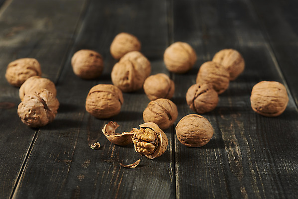 포토 JPG 스튜디오촬영 웰빙 실내 건강 사람없음 여러개 견과류 오브젝트 알맹이 호두 부럼 웰빙음식 슈퍼푸드 나무배경 국내포토 다수 백그라운드 내부 정월대보름 건강식품 건강식 파일형식