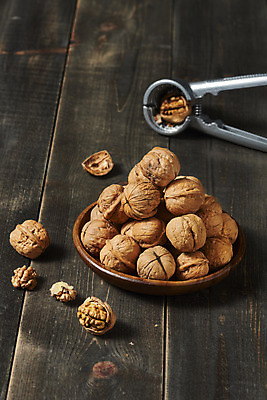 포토 JPG 스튜디오촬영 웰빙 실내 건강 사람없음 여러개 견과류 오브젝트 알맹이 호두 부럼 웰빙음식 나무쟁반 호두망치 슈퍼푸드 나무배경 국내포토 다수 백그라운드 주방용품 쟁반 내부 목재 정월대보름 건강식품 건강식 파일형식