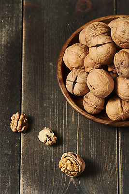 포토 JPG 스튜디오촬영 웰빙 실내 건강 사람없음 여러개 견과류 오브젝트 알맹이 호두 부럼 웰빙음식 나무쟁반 슈퍼푸드 나무배경 국내포토 다수 백그라운드 쟁반 내부 목재 정월대보름 건강식품 건강식 파일형식