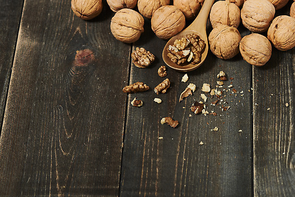 포토 JPG 스튜디오촬영 웰빙 실내 건강 사람없음 여러개 견과류 오브젝트 알맹이 호두 부럼 웰빙음식 부스러기 슈퍼푸드 나무배경 국내포토 다수 백그라운드 내부 정월대보름 건강식품 건강식 파일형식