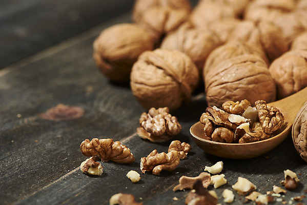 포토 JPG 스튜디오촬영 웰빙 실내 건강 사람없음 여러개 견과류 오브젝트 알맹이 호두 부럼 나무숟가락 웰빙음식 부스러기 슈퍼푸드 나무배경 국내포토 다수 백그라운드 내부 숟가락 정월대보름 건강식품 건강식 파일형식