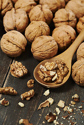 포토 JPG 스튜디오촬영 웰빙 실내 건강 사람없음 여러개 견과류 오브젝트 알맹이 호두 부럼 나무숟가락 웰빙음식 부스러기 슈퍼푸드 나무배경 국내포토 다수 백그라운드 내부 숟가락 정월대보름 건강식품 건강식 파일형식
