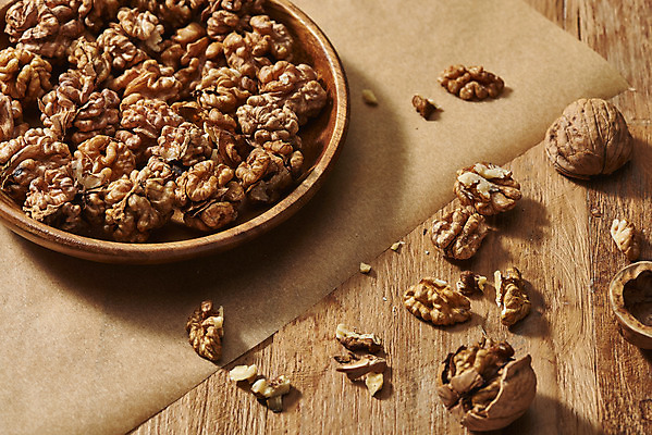 포토 JPG 스튜디오촬영 웰빙 실내 건강 사람없음 여러개 견과류 오브젝트 알맹이 호두 부럼 웰빙음식 나무쟁반 부스러기 슈퍼푸드 나무배경 국내포토 다수 백그라운드 쟁반 내부 목재 정월대보름 건강식품 건강식 파일형식