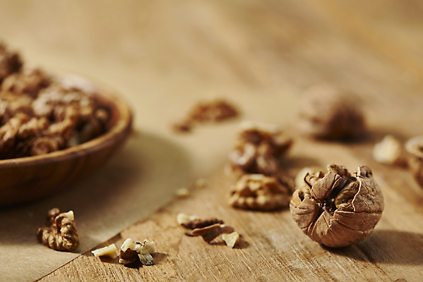 포토 JPG 스튜디오촬영 웰빙 실내 건강 근접촬영 사람없음 아웃포커스 여러개 견과류 오브젝트 알맹이 호두 부럼 웰빙음식 나무쟁반 부스러기 슈퍼푸드 나무배경 국내포토 뷰포인트 다수 백그라운드 쟁반 촬영기법 내부 목재 정월대보름 건강식품 건강식 파일형식