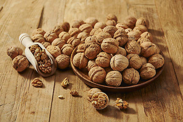 포토 JPG 스튜디오촬영 웰빙 실내 건강 사람없음 여러개 견과류 오브젝트 알맹이 호두 부럼 웰빙음식 나무쟁반 슈퍼푸드 나무배경 국내포토 다수 백그라운드 쟁반 내부 목재 정월대보름 건강식품 건강식 파일형식