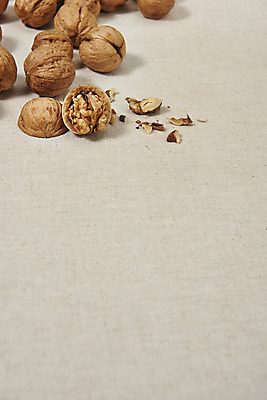 포토 JPG 스튜디오촬영 웰빙 실내 건강 사람없음 여러개 견과류 오브젝트 알맹이 호두 부럼 웰빙음식 부스러기 베이지색배경 슈퍼푸드 국내포토 다수 백그라운드 내부 정월대보름 건강식품 건강식 베이지색 파일형식