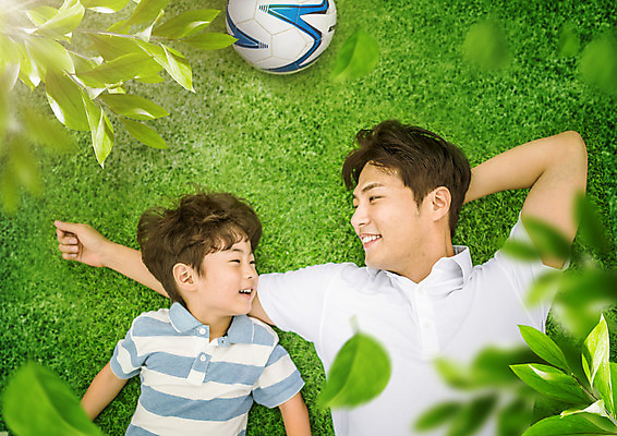 PSD 편집이미지 남자 행복 아들 축구공 가족 나뭇잎 사랑 잔디 초원 상반신 두명 앞모습 눕기 한국인 아빠 팔베개 부자지간 남자만 카피스페이스 이미지편집 식물 감정 뷰포인트 잎 공 축구용품 관계 모션 사람 동양인 공백 파일형식