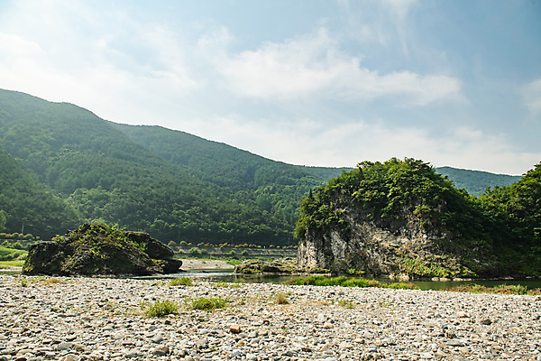 포토 JPG 주간 구름 여행 하늘 한국 풍경 사람없음 야외 여름 관광지 맑음 여름풍경 강원도 국내여행 명승지 영월 동강 전경 둥글바위 국내포토 자연요소 계절 아시아 날씨 강 바위_돌 파일형식 탑뷰 여름_계절