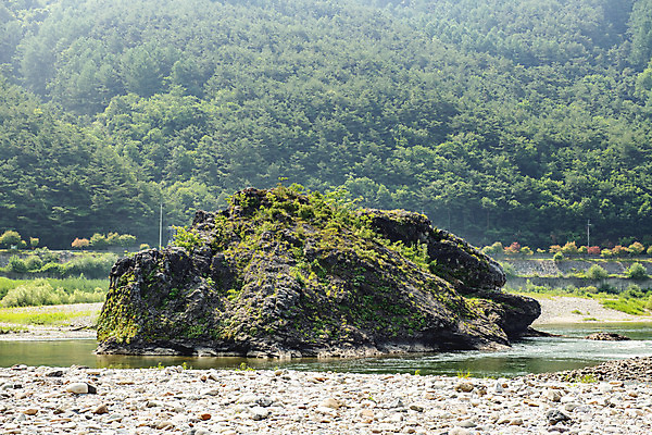 포토 JPG 주간 여행 한국 풍경 사람없음 야외 여름 관광지 맑음 여름풍경 강원도 국내여행 명승지 영월 동강 전경 둥글바위 국내포토 자연요소 계절 아시아 날씨 강 바위_돌 파일형식 탑뷰 여름_계절