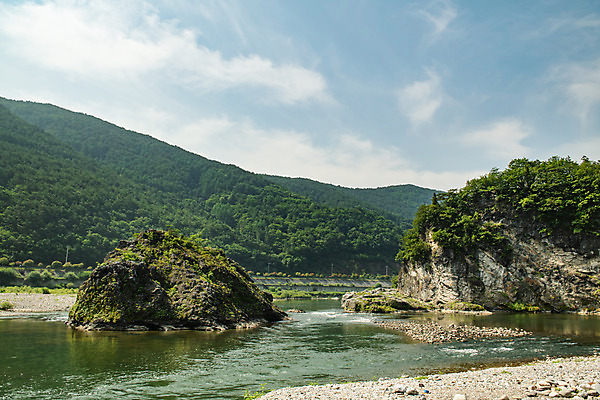 포토 JPG 주간 구름 여행 하늘 한국 풍경 사람없음 야외 여름 관광지 맑음 여름풍경 강원도 국내여행 명승지 영월 동강 전경 둥글바위 국내포토 자연요소 계절 아시아 날씨 강 바위_돌 파일형식 탑뷰 여름_계절