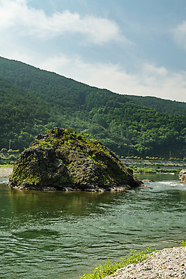 포토 JPG 주간 구름 여행 하늘 한국 풍경 사람없음 야외 여름 관광지 맑음 여름풍경 강원도 국내여행 명승지 영월 동강 전경 둥글바위 국내포토 자연요소 계절 아시아 날씨 강 바위_돌 파일형식 탑뷰 여름_계절