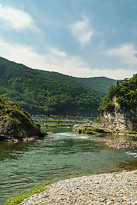 포토 JPG 주간 구름 여행 하늘 한국 풍경 사람없음 야외 여름 관광지 맑음 여름풍경 강원도 국내여행 명승지 영월 동강 전경 둥글바위 국내포토 자연요소 계절 아시아 날씨 강 바위_돌 파일형식 탑뷰 여름_계절