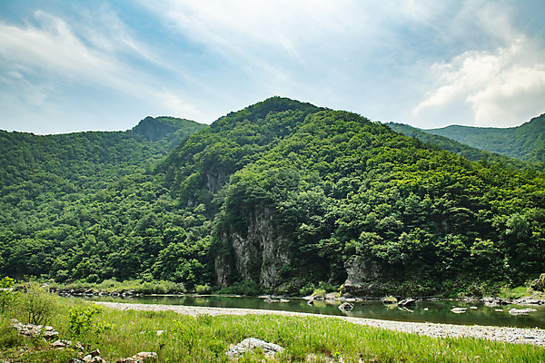 포토 JPG 주간 구름 여행 하늘 산 한국 풍경 사람없음 야외 여름 관광지 계곡 맑음 여름풍경 강원도 국내여행 명승지 영월 동강 전경 영월10경 어라연계곡 국내포토 자연요소 계절 아시아 날씨 강 파일형식 탑뷰 여름_계절