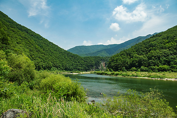포토 JPG 주간 구름 여행 하늘 산 한국 풍경 사람없음 야외 여름 관광지 계곡 맑음 여름풍경 강원도 국내여행 명승지 영월 동강 전경 영월10경 어라연계곡 국내포토 자연요소 계절 아시아 날씨 강 파일형식 탑뷰 여름_계절