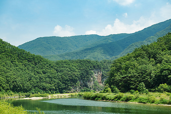 포토 JPG 주간 구름 여행 하늘 산 한국 풍경 사람없음 야외 여름 관광지 계곡 맑음 여름풍경 강원도 국내여행 명승지 영월 동강 전경 영월10경 어라연계곡 국내포토 자연요소 계절 아시아 날씨 강 파일형식 탑뷰 여름_계절