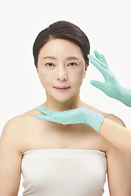 포토 JPG 스튜디오촬영 손 여자 중년 50대 중년라이프 실내 한명 누끼 상반신 앞모습 신체부위 뷰티 한국인 성형수술 피부관리 흰배경 수술장갑 시술 성형전 의료성형뷰티 중년여자한명만 국내포토 1 라이프스타일 뷰포인트 장갑 백그라운드 사람 동양인 성인 내부 흰색 수술 여자한명만 중년여자만 파일형식