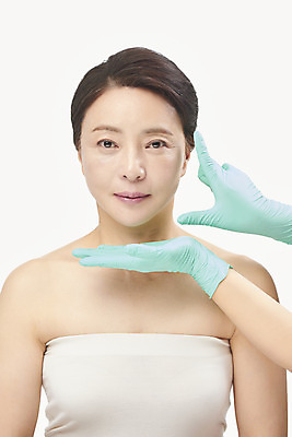 포토 JPG 스튜디오촬영 손 여자 중년 50대 중년라이프 실내 한명 미소 누끼 상반신 앞모습 신체부위 뷰티 한국인 성형수술 피부관리 흰배경 수술장갑 시술 성형전 의료성형뷰티 중년여자한명만 국내포토 1 라이프스타일 뷰포인트 장갑 백그라운드 표정 사람 동양인 성인 내부 흰색 수술 여자한명만 중년여자만 파일형식