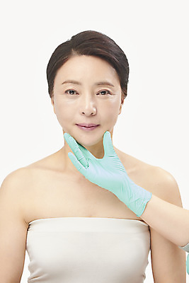 포토 JPG 스튜디오촬영 손 여자 중년 50대 중년라이프 실내 한명 미소 누끼 상반신 앞모습 신체부위 뷰티 한국인 성형수술 피부관리 흰배경 수술장갑 시술 성형전 의료성형뷰티 중년여자한명만 국내포토 1 라이프스타일 뷰포인트 장갑 백그라운드 표정 사람 동양인 성인 내부 흰색 수술 여자한명만 중년여자만 파일형식
