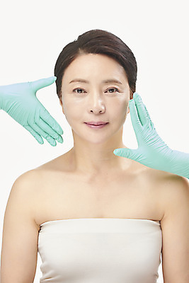 포토 JPG 스튜디오촬영 손 여자 중년 50대 중년라이프 실내 한명 미소 누끼 상반신 앞모습 신체부위 뷰티 한국인 성형수술 피부관리 흰배경 수술장갑 시술 성형전 의료성형뷰티 중년여자한명만 국내포토 1 라이프스타일 뷰포인트 장갑 백그라운드 표정 사람 동양인 성인 내부 흰색 수술 여자한명만 중년여자만 파일형식