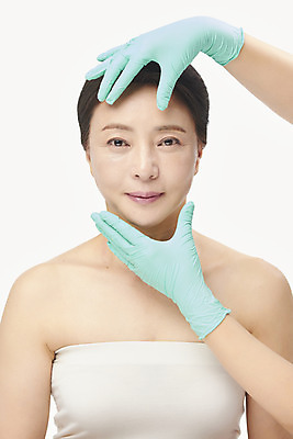 포토 JPG 스튜디오촬영 손 여자 중년 50대 중년라이프 실내 한명 미소 누끼 상반신 앞모습 신체부위 뷰티 한국인 성형수술 피부관리 흰배경 수술장갑 시술 성형전 의료성형뷰티 중년여자한명만 국내포토 1 라이프스타일 뷰포인트 장갑 백그라운드 표정 사람 동양인 성인 내부 흰색 수술 여자한명만 중년여자만 파일형식