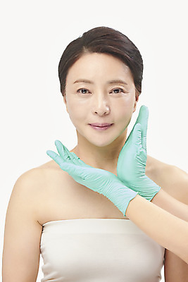 포토 JPG 스튜디오촬영 손 여자 중년 50대 중년라이프 실내 한명 미소 누끼 상반신 앞모습 신체부위 뷰티 한국인 성형수술 피부관리 흰배경 수술장갑 시술 성형전 의료성형뷰티 중년여자한명만 국내포토 1 라이프스타일 뷰포인트 장갑 백그라운드 표정 사람 동양인 성인 내부 흰색 수술 여자한명만 중년여자만 파일형식